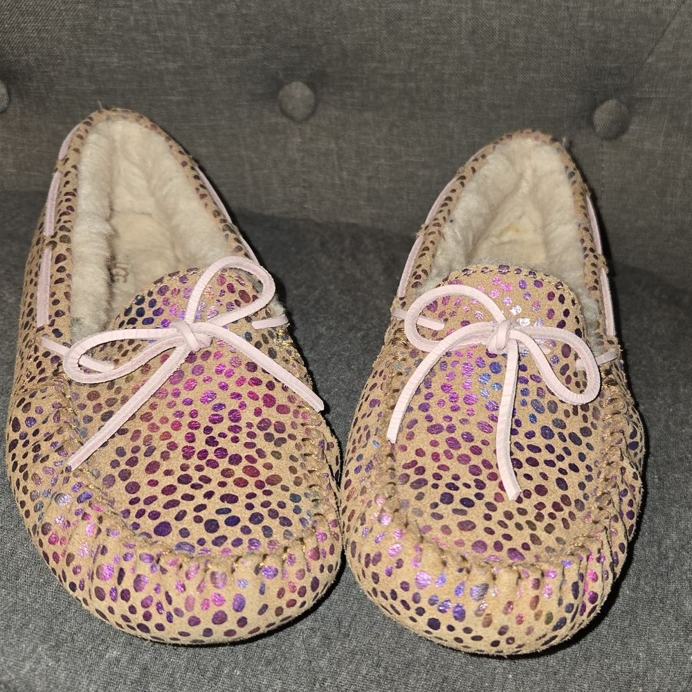 UGG YOUTH DAKOTA SPOTS SHEARLING LINED SLIPPERS